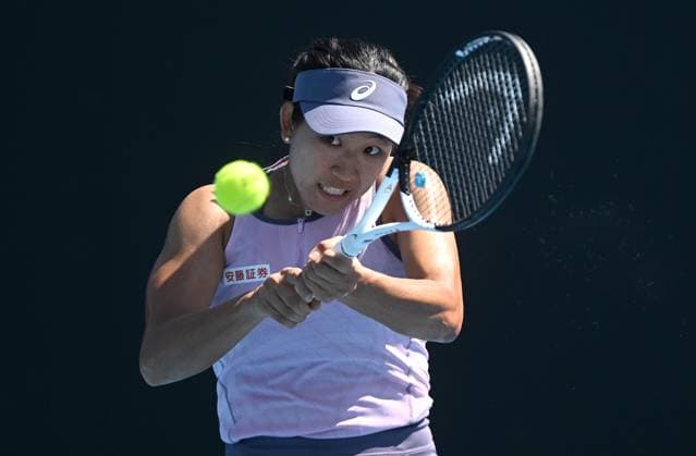 TENNIS AUSTRALIAN OPEN, Moyuka Uchijima of Japan returns during her round 1 match against Magda Linette of Poland during the 2025 Australian Open at Melbourne Park in Melbourne, Monday, January 13, 2025. ( NO ARCHIVING, EDITORIAL USE ONLY, NO USE IN BOOKS WITHOUT CONSENT MELBOURNE VICTORIA AUSTRALIA  Copyright: xLUKASxCOCHx 20250113186687404422