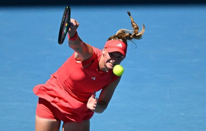 TENNIS AUSTRALIAN OPEN, Ashlyn Krueger of USA serves during her round 1 match against Ajla Tomljanovic of Australia during the 2025 Australian Open at Melbourne Park in Melbourne, Monday, January 13, 2025. ( NO ARCHIVING, EDITORIAL USE ONLY, NO USE IN BOOKS WITHOUT CONSENT MELBOURNE VICTORIA AUSTRALIA  Copyright: xLUKASxCOCHx 20250113198930136600