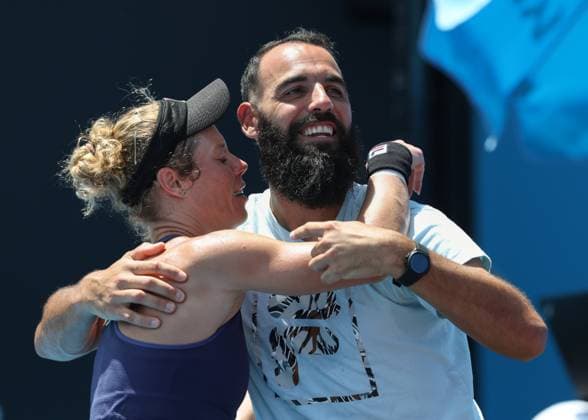 Friend and coach Antonio Zucca congratulates the winner Laura Siegemund, Emotion, Australian Open 2024, Melbourne Park, Melbourne, Victoria, Australia Copyright: xJuergenxHasenkopfx