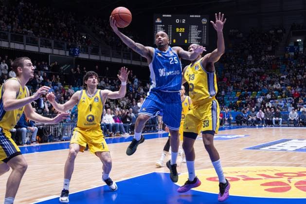 Sport Themen der Woche KW02 Sport Bilder des Tages Frankfurt Skyliners - Alba Berlin, easy-Credit BBL Jordan Theodore (Frankfurt Skyliners, 25) setzt sich gegen Tim Schneider (Alba Berlin, 10), Gabriele Procida (Alba Berlin, 1) und David McCormack (Alba Berlin, 33) durch und steigt hoch zum Korb. easyCredit-BBL-Spiel zwischen den Frankfurt Skyliners und Alba Berlin am 12. Januar 2025 in der Süwag Energie ARENA in Frankfurt am Main., Frankfurt am Main Hessen Deutschland Süwag Energie ARENA