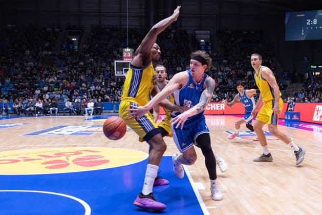 Frankfurt Skyliners Alba Berlin, easy Credit BBL Booker Coplin Frankfurt Skyliners, 6 passes the ball past David McCormack Alba Berlin, 33 under the basket easyCredit BBL match between Frankfurt Skyliners and Alba Berlin on January 12, 2025 at Süwag Energie ARENA in Frankfurt am Main , Frankfurt am Main Hessen Germany Süwag Energie ARENA