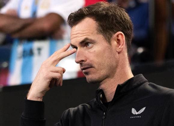 Andy Murray gestures towards Novak Djokovic during his first round match Australian Open, Day Two, Tennis, Melbourne Park, Melbourne, Australia - 13 Jan 2025  Copyright: xEllaxLing Shutterstockx 15098219bb