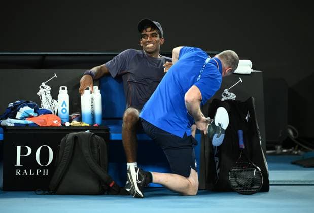 TENNIS AUSTRALIAN OPEN, Nishesh Basavareddy of USA receives medical treatment during his round 1 match against Novak Djokovic of Serbia during the 2025 Australian Open at Melbourne Park in Melbourne, Monday, January 13, 2025. ( NO ARCHIVING, EDITORIAL USE ONLY, NO USE IN BOOKS WITHOUT CONSENT MELBOURNE VICTORIA AUSTRALIA  Copyright: xJOELxCARRETTx 20250113184462122919