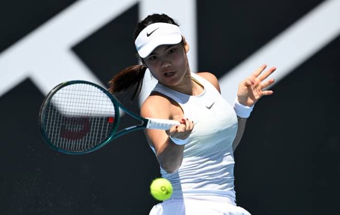 TENNIS AUSTRALIAN OPEN, Emma Raducanu of Great Britain returns during her round 1 match against Ekaterina Alexandrova of Russia during the 2025 Australian Open at Melbourne Park in Melbourne, Tuesday, January 14, 2025. ( NO ARCHIVING, EDITORIAL USE ONLY, NO USE IN BOOKS WITHOUT CONSENT MELBOURNE VICTORIA AUSTRALIA  Copyright: xLUKASxCOCHx 20250114182037804097