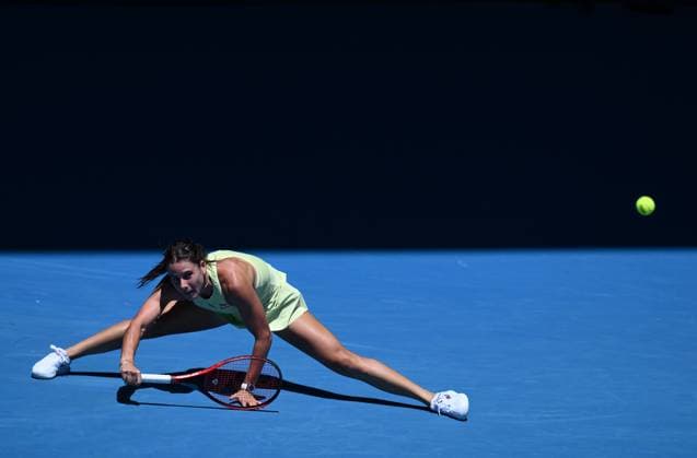 TENNIS AUSTRALIAN OPEN, Emma Navarro of USA stretches to return during her round 1 match against Peyton Stearns of USA during the 2025 Australian Open at Melbourne Park in Melbourne, Tuesday, January 14, 2025. ( NO ARCHIVING, EDITORIAL USE ONLY, NO USE IN BOOKS WITHOUT CONSENT MELBOURNE VICTORIA AUSTRALIA  Copyright: xJOELxCARRETTx 20250114170917288815