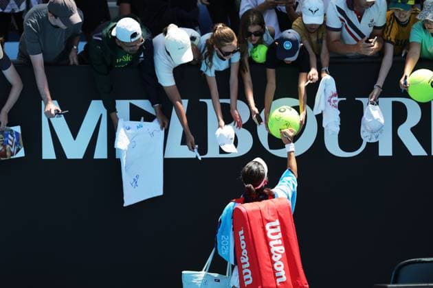 Emma Raducanu of Great Britain signs autographs after her victory Australian Open, Day Three, Tennis, Melbourne Park, Melbourne, Australia - 14 Jan 2025  Copyright: xRachelxBach Shutterstockx 15098467am