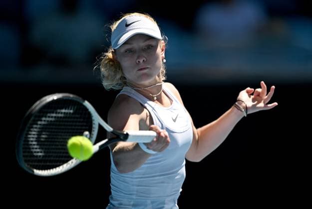 TENNIS AUSTRALIAN OPEN, Emerson Jones of Australia returns during her round 1 match against Elena Rybakina of Kazakhstan during the 2025 Australian Open at Melbourne Park in Melbourne, Tuesday, January 14, 2025. ( NO ARCHIVING, EDITORIAL USE ONLY, NO USE IN BOOKS WITHOUT CONSENT MELBOURNE VICTORIA AUSTRALIA  Copyright: xLUKASxCOCHx 20250114184342932440