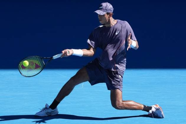 January 14, 2025: KASIDIT SAMREJ of Thailand in action against 5th seed DANIIL MEDVEDEV of the Russian Federation on Rod Laver Arena in a Men s Singles 1st round match on day 3 of the 2025 Australian Open in Melbourne, Australia. Cal Media Melbourne Australia - ZUMAc04_ 20250114_faf_c04_043 Copyright: xSydneyxLowx