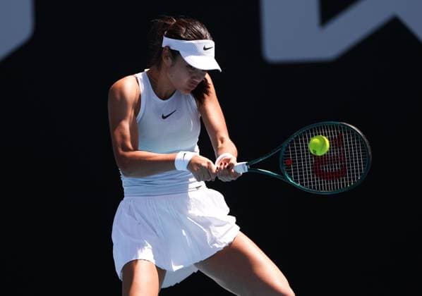 Emma Raducanu during her first round match Australian Open, Day Three, Tennis, Melbourne Park, Melbourne, Australia - 14 Jan 2025  Copyright: xEllaxLing Shutterstockx 15098469ae