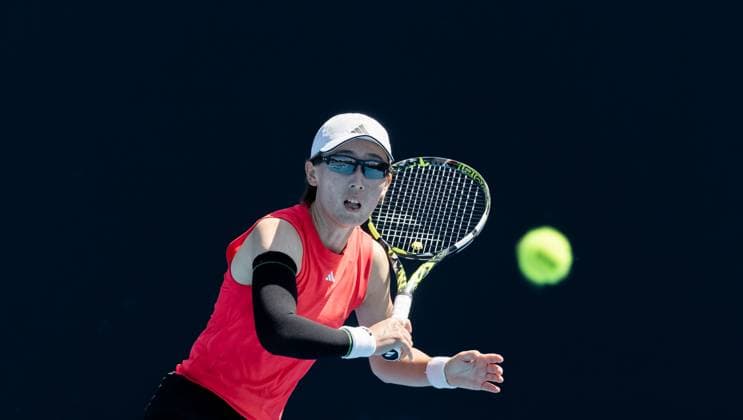 (250114) -- MELBOURNE, Jan. 14, 2025 -- Zheng Saisai hits a return during the women s singles first round match between Zheng Saisai of China and Erika Andreeva of Russia at Australian Open tennis tournament in Melbourne, Australia, Jan. 14, 2025. (Photo by Xinhua) (SP)AUSTRALIA-MELBOURNE-TENNIS-AUSTRALIAN OPEN-DAY 3 HuxJingchen 