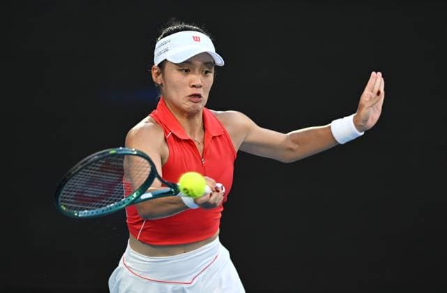 TENNIS AUSTRALIAN OPEN, Sijia Wei of China returns during her round 1 match against Jasmine Paolini of Italy during the 2025 Australian Open at Melbourne Park in Melbourne, Tuesday, January 14, 2025. ( NO ARCHIVING, EDITORIAL USE ONLY, NO USE IN BOOKS WITHOUT CONSENT MELBOURNE VICTORIA AUSTRALIA  Copyright: xLUKASxCOCHx 20250114117697183551