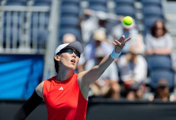(250114) -- MELBOURNE, Jan. 14, 2025 -- Zheng Saisai serves during the women s singles first round match between Zheng Saisai of China and Erika Andreeva of Russia at Australian Open tennis tournament in Melbourne, Australia, Jan. 14, 2025. (Photo by Xinhua) (SP)AUSTRALIA-MELBOURNE-TENNIS-AUSTRALIAN OPEN-DAY 3 HuxJingchen 