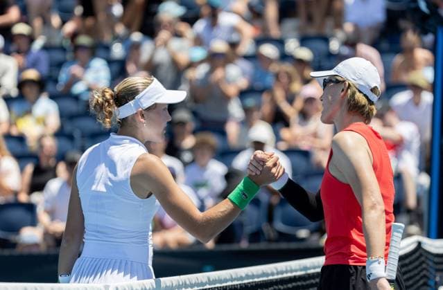 (250114) -- MELBOURNE, Jan. 14, 2025 -- Zheng Saisai (R) shakes hand with Erika Andreeva after the women s singles first round match between Zheng Saisai of China and Erika Andreeva of Russia at Australian Open tennis tournament in Melbourne, Australia, Jan. 14, 2025. (Photo by Xinhua) (SP)AUSTRALIA-MELBOURNE-TENNIS-AUSTRALIAN OPEN-DAY 3 HuxJingchen 