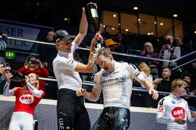 Bilder des Jahres 2025, Sport 01 Januar Sport Themen der Woche KW03 POLITT Nils, HAVIK Yoeri: Sixdays Bremen 2025 Team 2 - VELO TRACK - SEREMAK Nikola ( POL ) - BABEK Tomas ( CZE ) - Team 3 - JÄHRIG Fabienne ( GER ) - Black - SIGMUND Marla ( GER ) - Red - Team 9 - SWB - REINHARDT Theo ( GER ) - Black - KLUGE Roger ( GER ) - Red - Second Place - Team 1 - FLUGHAFEN BREMEN - PRÖPSTER Alessa Catriona ( GER ) - FÖRSTEMANN Robert ( GER ) - Team 1 - KÄMPFERT Isabell ( GER ) - Black - BRAUßE Franziska ( GER ) - Red - Team 1 - HERMES SYSTEME - HAVIK Yoeri ( NED ) - Black - POLITT Nils ( GER ) - Red - Winner - First Place - Team 6 - TVEIT Nora ( NOR ) - Black - NELSON Lucy ( GBR ) - Red - Team 3 - FLUGHAFEN BREMEN - TROMMLER Athina ( GER ) - VOGT Jakob ( GER ) - Team 6 - STARK-GEBÄUDEREINIGUNG - CONSONNI Simone ( ITA ) - Black - VIVIANI Elia ( ITA ) - Red - Third Place - Award Ceremony - Medal Ceremony - Podium - General Classement - Querformat - quer - horizontal - Landscape - Event Veranstaltung: Sixdays Bremen 2025 - Category Kategorie: Cycling - Track cycling, Rad, Radsport, Bahnrad, Bahn Sixdays - Elite Men ane Women - Location Ort: Europe Germany - Bremen - ÖVB Arena - Discipline: ... - Distance: ... m - Date Datum: 13.01.2025 Monday Day 4 - *** POLITT Nils, HAVIK Yoeri Sixdays Bremen 2025 Team 2 VELO TRACK SEREMAK Nikola POL BABEK Tomas CZE Team 3 JÄHRIG Fabienne GER Black SIGMUND Marla GER Red Team 9 SWB REINHARDT Theo GER Black KLUGE Roger GER Red Second Place Team 1 FLUGHAFEN BREMEN PRÖPSTER Alessa Catriona GER FÖRSTEMANN Robert GER Team 1 KÄMPFERT Isabell GER Black BRAUßE Franziska GER Red Team 1 HERMES SYSTEME HAVIK Yoeri NED Black POLITT Nils GER Red Winner First Place Team 6 TVEIT Nora NOR Black NELSON Lucy GBR Red Team 3 FLUGHAFEN BREMEN TROMMLER Athina GER VOGT Jakob GER Team 6 STARK GEBÄUDEREINIGUNG CONSONNI Simone ITA Black VIVIANI Elia ITA Red Third Place Award Ceremony Medal Ceremony Podium General Classement Landscape horizontal Landscape Event Event Sixdays Bremen 2025 Category Category Category Cycling Track Cycling Sixdays Elite Men ane Women Location Location Europe Germany Bremen ÖVB Arena Discipline Distance m Date Date 13 01 2025 Monday Day 4