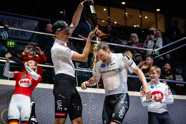 POLITT Nils, HAVIK Yoeri Sixdays Bremen 2025 Team 2 VELO TRACK SEREMAK Nikola POL BABEK Tomas CZE Team 3 JÄHRIG Fabienne GER Black SIGMUND Marla GER Red Team 9 SWB REINHARDT Theo GER Black KLUGE Roger GER Red Second Place Team 1 FLUGHAFEN BREMEN PRÖPSTER Alessa Catriona GER FÖRSTEMANN Robert GER Team 1 KÄMPFERT Isabell GER Black BRAUßE Franziska GER Red Team 1 HERMES SYSTEME HAVIK Yoeri NED Black POLITT Nils GER Red Winner First Place Team 6 TVEIT Nora NOR Black NELSON Lucy GBR Red Team 3 FLUGHAFEN BREMEN TROMMLER Athina GER VOGT Jakob GER Team 6 STARK GEBÄUDEREINIGUNG CONSONNI Simone ITA Black VIVIANI Elia ITA Red Third Place Award Ceremony Medal Ceremony Podium General Classement Landscape horizontal Landscape Event Event Sixdays Bremen 2025 Category Category Category Cycling Track Cycling Sixdays Elite Men ane Women Location Location Europe Germany Bremen ÖVB Arena Discipline Distance m Date Date 13 01 2025 Monday Day 4