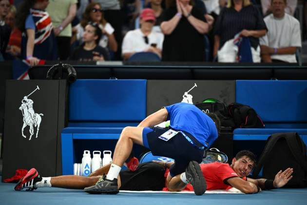 TENNIS AUSTRALIAN OPEN, Alexei Popyrin of Australia is seen during a medical time out during his round 1 match against Corentin Moutet of France during the 2025 Australian Open at Melbourne Park in Melbourne, Tuesday, January 14, 2025. ( NO ARCHIVING, EDITORIAL USE ONLY, NO USE IN BOOKS WITHOUT CONSENT MELBOURNE VICTORIA AUSTRALIA  Copyright: xJOELxCARRETTx 20250114115893291791