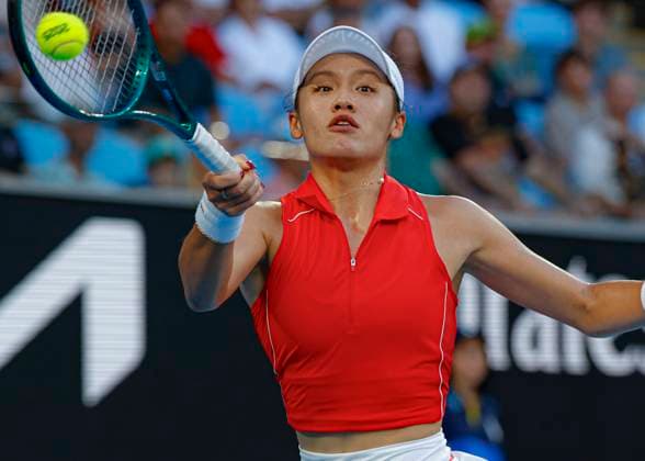 (250114) -- MELBOURNE, Jan. 14, 2025 -- Wei Sijia hits a return during the women s singles first round match between Wei Sijia of China and Jasmine Paolini of Italy at Australian Open tennis tournament in Melbourne, Australia, Jan. 14, 2025. (Photo by Xinhua) (SP)AUSTRALIA-MELBOURNE-TENNIS-AUSTRALIAN OPEN ChuxChen 