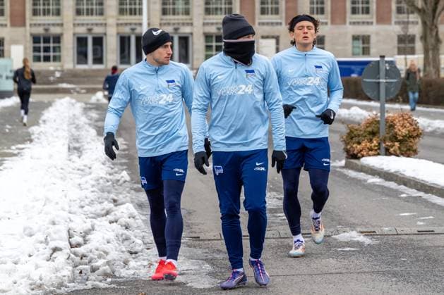 14 01 2025, Berlins Jonjoe Kenny l and Berlins Fabian Reese r come to the training of Bundesliga soccer team Hertha BSC Berlin Training Hertha BSC