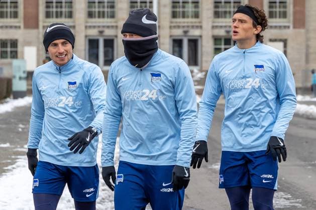 14 01 2025, Berlins Jonjoe Kenny l and Berlins Fabian Reese r come to the training of Bundesliga soccer team Hertha BSC Berlin Training Hertha BSC