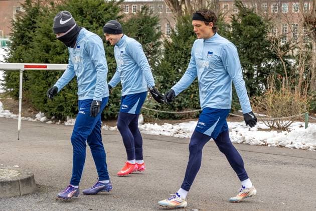 14 01 2025, Berlins Jonjoe Kenny l and Berlins Fabian Reese r come to the training of Bundesliga soccer team Hertha BSC Berlin Training Hertha BSC