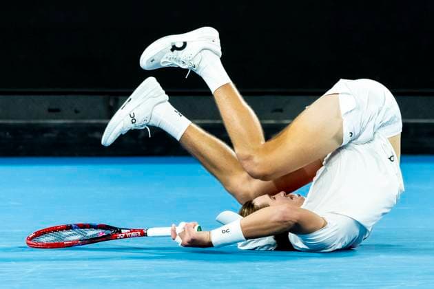 Sport Bilder des Tages MELBOURNE, VIC - JANUARY 14: Joao Fonseca of Brazil trips over during Round 1 of the 2025 Australian Open on January 14 2025, at Melbourne Park in Melbourne, Australia. (Photo by Jason Heidrich Icon Sportswire) TENNIS: JAN 14 Australian Open EDITORIAL USE ONLY Icon250114229