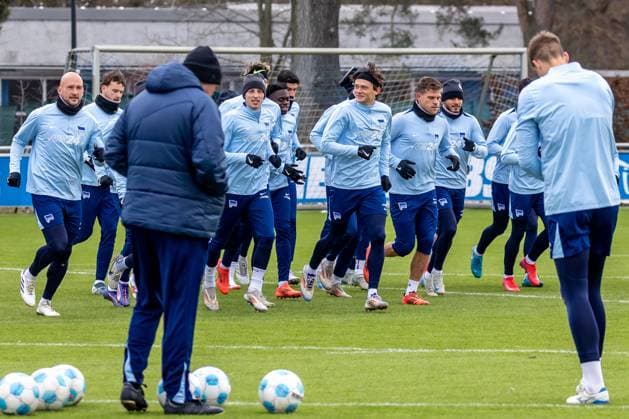 14 01 2025, Berlins Fabian Reese 5 v r warms up with his team colleagues during training with Bundesliga club Hertha BSC Berlin Training Hertha BSC