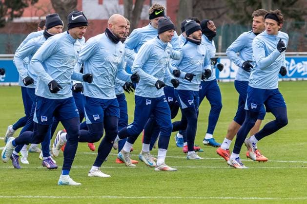 14 01 2025, Berlins Fabian Reese 5 v r warms up with his team colleagues during training with Bundesliga club Hertha BSC Berlin Training Hertha BSC