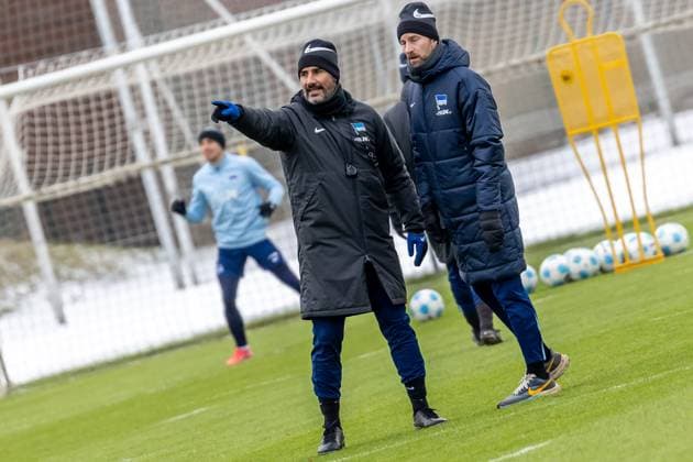 14 01 2025,Training session Hertha BSC Coach Cristian Fiel of Hertha BSC stands gesticulating on the training pitch Training Hertha BSC