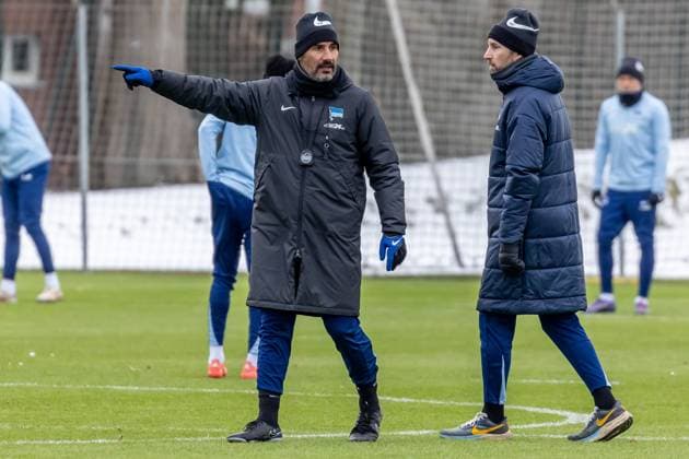 14 01 2025,Training session Hertha BSC Coach Cristian Fiel of Hertha BSC stands gesticulating on the training pitch Training Hertha BSC