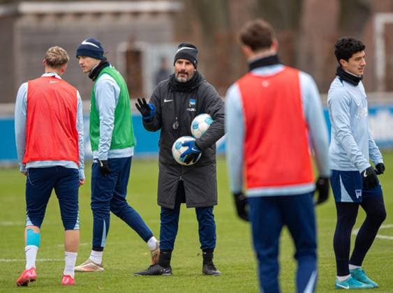 Football, Men, Season 2024 25, 2 Bundesliga, Hertha BSC, Training, Coach Cristian Fiel Hertha BSC talks in circles, 14 01 2025, Copyright: xSebastianxRäppold MatthiasxKochx
