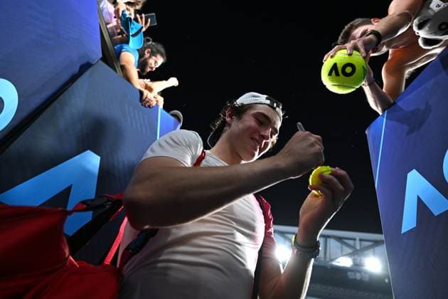 TENNIS AUSTRALIAN OPEN, Joao Fonseca of Brazil signs autographs for fans after winning his round 1 match against Andrey Rublev of Russia during the 2025 Australian Open at Melbourne Park in Melbourne, Tuesday, January 14, 2025. ( NO ARCHIVING, EDITORIAL USE ONLY, NO USE IN BOOKS WITHOUT CONSENT MELBOURNE VICTORIA AUSTRALIA  Copyright: xLUKASxCOCHx 20250115153747249700