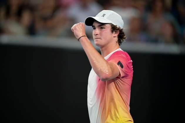 (250114) -- MELBOURNE, Jan. 14, 2025 -- Joao Fonseca celebrates during the men s singles first round match between Joao Fonseca of Brazil and Andrey Rublev of Russia at Australian Open tennis tournament in Melbourne, Australia, Jan. 14, 2025. ) (SP)AUSTRALIA-MELBOURNE-TENNIS-AUSTRALIAN OPEN LuixSiuxWai 