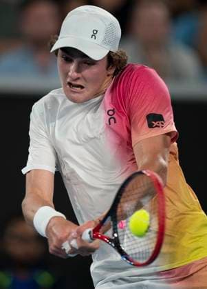 (250114) -- MELBOURNE, Jan. 14, 2025 -- Joao Fonseca hits a return during the men s singles first round match between Joao Fonseca of Brazil and Andrey Rublev of Russia at Australian Open tennis tournament in Melbourne, Australia, Jan. 14, 2025. ) (SP)AUSTRALIA-MELBOURNE-TENNIS-AUSTRALIAN OPEN LuixSiuxWai 