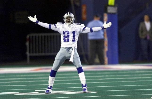Archivbilder der Woche SPORT KW03 SPORTS-FBN-ENGEL-COLUMN-FT SPORTS-FBN-ENGEL-COLUMN-FT Dallas Cowboys return man Deion Sanders taunts the crowd after a punt by Brad Maynard of the New York Giants went out of bounds on Monday, Oct. 18, 1999 in East Rutherford, New Jersey. Rodger Mallison Fort Worth Star-Telegram TNS EAST RUTHERFORD NJ USA EDITORIAL USE ONLY Copyright: xx 36347201W RODGERxMALLISONx krtphotoslive911035 EAST RUTHERFORD NJ USA EDITORIAL USE ONLY Copyright: xIMAGO NewscomxWorldx imago images 0793053499 IMAGO RODGERxMALLISONx 0793053499st