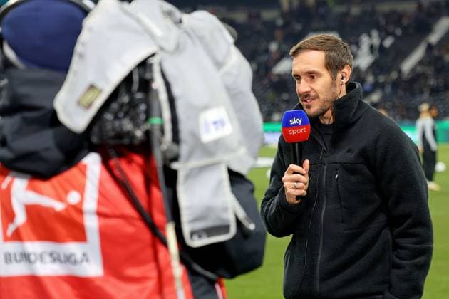 Frankfurt, Germany January 14, 2025 1 BL 2024 2025 Eintracht Frankfurt vs SC Freiburg In the picture coach Julian Schuster Freiburg during TV interview with broadcaster skysport with microphone in hand DFL regulations prohibit any use of photographs as image sequences and or quasi video Deutsche Bank Park Hessen Copyright: xFotostandx xRacochax