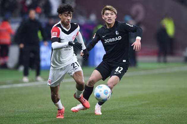 Soccer 1 Bundesliga 17 Matchday Eintracht Frankfurt SC Freiburg on 14 01 2025 at Deutsche Bank Park in Frankfurt am Main Nathaniel Brown Frankfurt , front Ritsu Doan Freiburg , back DFL regulations prohibit any use of photographs as image sequences and or quasi video xRx