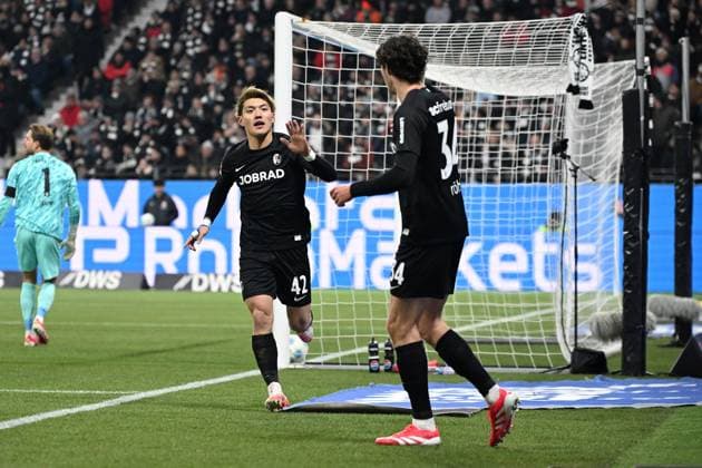 14.01.2025, xjhx, Fussball 1.Bundesliga, Eintracht Frankfurt - SC Freiburg emspor, v.l. Torjubel nach dem Tor zum celebrating the goal celebrate 0:1 durch Ritsu Doan (SC Freiburg) (DFL DFB REGULATIONS PROHIBIT ANY USE OF PHOTOGRAPHS as IMAGE SEQUENCES and or QUASI-VIDEO) Frankfurt am Main