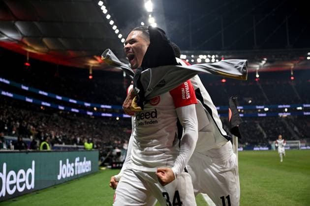 14 01 2025, xjhx, Fussball 1 Bundesliga, Eintracht Frankfurt SC Freiburg emspor, v l Torjubel nach dem Tor zum celebrating the goal celebrate 4 1 durch Nnamdi Collins Eintracht Frankfurt Hugo Ekitike Eintracht Frankfurt DFL DFB REGULATIONS PROHIBIT ANY USE OF PHOTOGRAPHS as IMAGE SEQUENCES and or QUASI VIDEO Frankfurt am Main