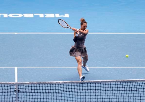 (250115) -- MELBOURNE, Jan. 15, 2025 -- Zheng Qinwen hits a return during the women s singles 2nd round match between Zheng Qinwen of China and Laura Siegemund of Germany at Australian Open tennis tournament in Melbourne, Australia, Jan. 15, 2025. ) (SP)AUSTRALIA-MELBOURNE-TENNIS-AUSTRALIAN OPEN-DAY 4 MaxPing 