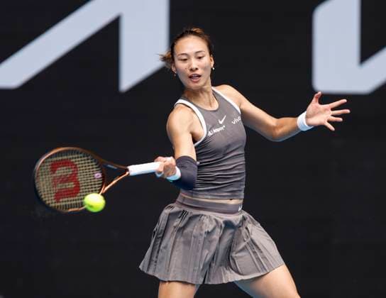 Tennis, Australian Open, Laura Siegemund besiegt Qinwen Zheng (250115) -- MELBOURNE, Jan. 15, 2025 -- Zheng Qinwen hits a return during the women s singles 2nd round match between Zheng Qinwen of China and Laura Siegemund of Germany at Australian Open tennis tournament in Melbourne, Australia, Jan. 15, 2025. ) (SP)AUSTRALIA-MELBOURNE-TENNIS-AUSTRALIAN OPEN-DAY 4 MaxPing 