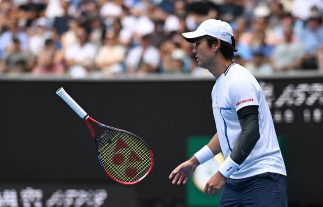 TENNIS AUSTRALIAN OPEN, Yoshihito Nishioka of Japan reacts during his round 2 match against Carlos Alcaraz of Spain during the 2025 Australian Open at Melbourne Park in Melbourne, Wednesday, January 15, 2025. ( NO ARCHIVING, EDITORIAL USE ONLY, NO USE IN BOOKS WITHOUT CONSENT MELBOURNE VICTORIA AUSTRALIA  Copyright: xLUKASxCOCHx 20250115112980985473
