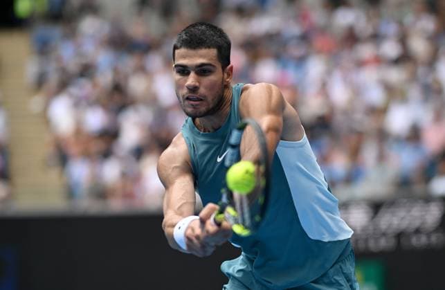 TENNIS AUSTRALIAN OPEN, Carlos Alcaraz of Spain returns during his round 2 match against Yoshihito Nishioka of Japan during the 2025 Australian Open at Melbourne Park in Melbourne, Wednesday, January 15, 2025. ( NO ARCHIVING, EDITORIAL USE ONLY, NO USE IN BOOKS WITHOUT CONSENT MELBOURNE VICTORIA AUSTRALIA  Copyright: xLUKASxCOCHx 20250115196733256388