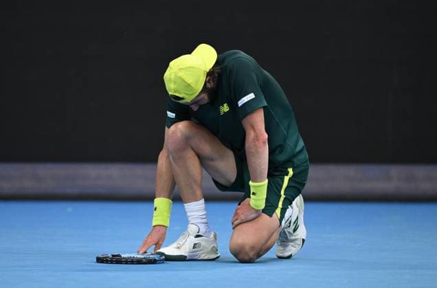 TENNIS AUSTRALIAN OPEN, Jordan Thompson of Australia reacts to injury during his round 2 match against Nuno Borges of Portugal during the 2025 Australian Open at Melbourne Park in Melbourne, Wednesday, January 15, 2025. ( NO ARCHIVING, EDITORIAL USE ONLY, NO USE IN BOOKS WITHOUT CONSENT MELBOURNE VICTORIA AUSTRALIA  Copyright: xJAMESxROSSx 20250115134775449910