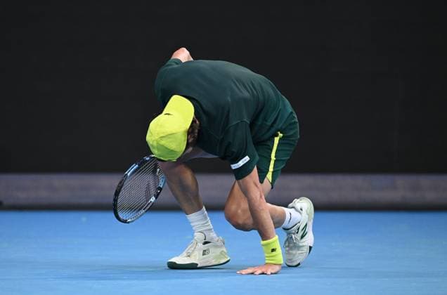 TENNIS AUSTRALIAN OPEN, Jordan Thompson of Australia reacts to injury during his round 2 match against Nuno Borges of Portugal during the 2025 Australian Open at Melbourne Park in Melbourne, Wednesday, January 15, 2025. ( NO ARCHIVING, EDITORIAL USE ONLY, NO USE IN BOOKS WITHOUT CONSENT MELBOURNE VICTORIA AUSTRALIA  Copyright: xJAMESxROSSx 20250115152708213030