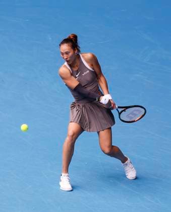 (250115) -- MELBOURNE, Jan. 15, 2025 -- Zheng Qinwen hits a return during the women s singles 2nd round match between Zheng Qinwen of China and Laura Siegemund of Germany at Australian Open tennis tournament in Melbourne, Australia, Jan. 15, 2025. ) (SP)AUSTRALIA-MELBOURNE-TENNIS-AUSTRALIAN OPEN-DAY 4 MaxPing 