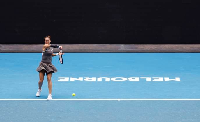 Tennis, Australian Open, Laura Siegemund besiegt Qinwen Zheng (250115) -- MELBOURNE, Jan. 15, 2025 -- Zheng Qinwen hits a return during the women s singles 2nd round match between Zheng Qinwen of China and Laura Siegemund of Germany at Australian Open tennis tournament in Melbourne, Australia, Jan. 15, 2025. ) (SP)AUSTRALIA-MELBOURNE-TENNIS-AUSTRALIAN OPEN-DAY 4 MaxPing 