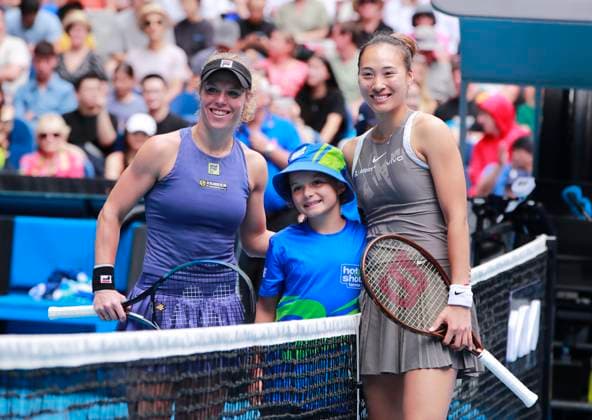 Sport Bilder des Tages Tennis, Australian Open, Laura Siegemund besiegt Qinwen Zheng (250115) -- MELBOURNE, Jan. 15, 2025 -- Zheng Qinwen (R) and Laura Siegemund (L) pose with a ballboy before the women s singles 2nd round match between Zheng Qinwen of China and Laura Siegemund of Germany at Australian Open tennis tournament in Melbourne, Australia, Jan. 15, 2025. ) (SP)AUSTRALIA-MELBOURNE-TENNIS-AUSTRALIAN OPEN-DAY 4 MaxPing 