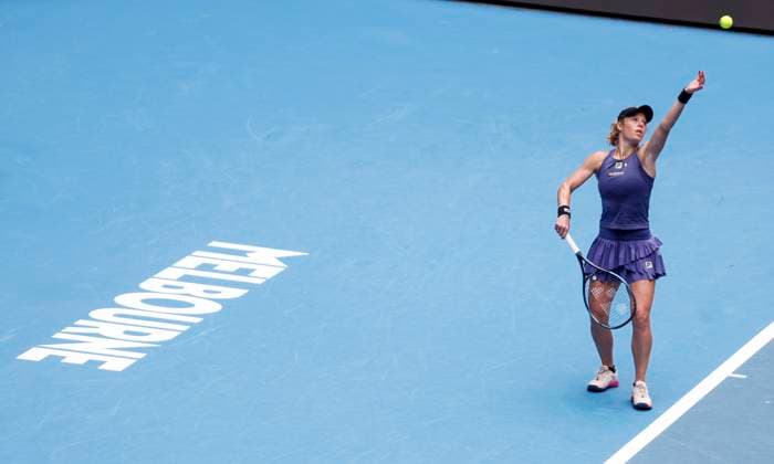 Tennis, Australian Open, Laura Siegemund besiegt Qinwen Zheng (250115) -- MELBOURNE, Jan. 15, 2025 -- Laura Siegemund serves during the women s singles 2nd round match between Zheng Qinwen of China and Laura Siegemund of Germany at Australian Open tennis tournament in Melbourne, Australia, Jan. 15, 2025. ) (SP)AUSTRALIA-MELBOURNE-TENNIS-AUSTRALIAN OPEN-DAY 4 MaxPing 