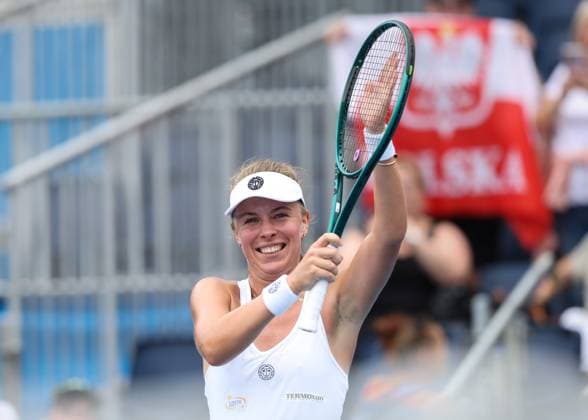 Magdalena Frech thanks the spectators,fans after the victory,, Australian Open 2024, Melbourne Park, Melbourne, Victoria, Australia Copyright: xJuergenxHasenkopfx