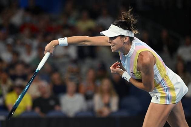 TENNIS AUSTRALIAN OPEN, Ajla Tomljanovic of Australia serves during her round 2 match against Diana Shnaider of Russia during the 2025 Australian Open at Melbourne Park in Melbourne, Wednesday, January 15, 2025. ( NO ARCHIVING, EDITORIAL USE ONLY, NO USE IN BOOKS WITHOUT CONSENT MELBOURNE VICTORIA AUSTRALIA  Copyright: xJAMESxROSSx 20250115165199149474